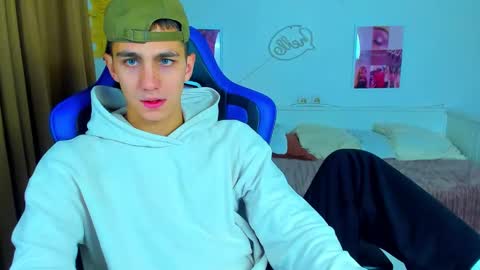 Snapshot of frank_mooree chatting on 09-22-25, 04:58 Frank online show from 09-22-25, 04:58