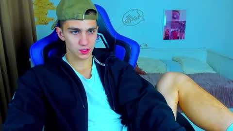 Snapshot of frank_mooree chatting on 09-25-25, 05:22 Frank online show from 09-25-25, 05:22