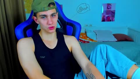 Snapshot of frank_mooree chatting on 09-28-25, 04:40 Frank online show from 09-28-25, 04:40