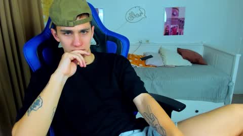 Snapshot of frank_mooree chatting on 10-09-25, 04:43 Frank online show from 10-09-25, 04:43