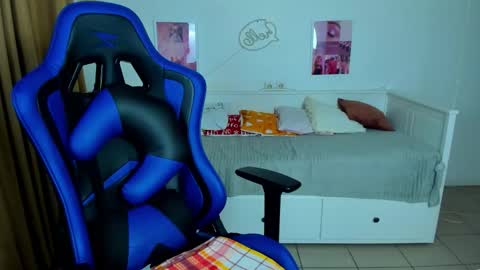 Snapshot of frank_mooree chatting on 10-12-25, 04:22 Frank online show from 10-12-25, 04:22