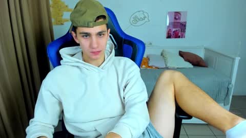 Snapshot of frank_mooree chatting on 10-15-25, 05:07 Frank online show from 10-15-25, 05:07