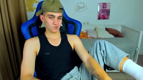 Snapshot of frank_mooree chatting on 10-23-25, 04:56 Frank online show from 10-23-25, 04:56