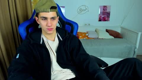 Snapshot of frank_mooree chatting on 11-08-25, 04:45 Frank online show from 11-08-25, 04:45