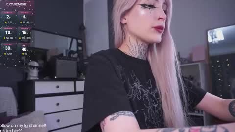 Snapshot of fraulein_mooon chatting on 09-18-25, 07:38 Asya UwU online show from 09-18-25, 07:38