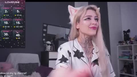 Snapshot of fraulein_mooon chatting on 09-24-25, 08:23 Asya UwU online show from 09-24-25, 08:23