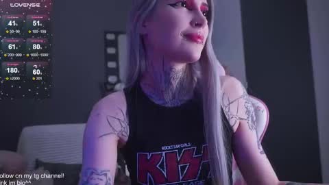 Snapshot of fraulein_mooon chatting on 12-17-25, 05:08 Asya UwU online show from 12-17-25, 05:08