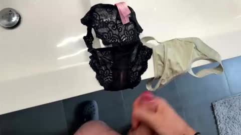 Snapshot of freeewillyyy chatting on 12-20-25, 10:44 the jerkking online show from 12-20-25, 10:44