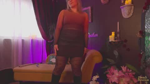 Snapshot of french_devotion chatting on 02-04-26, 02:45 Louise or Lou 3 online show from 02-04-26, 02:45