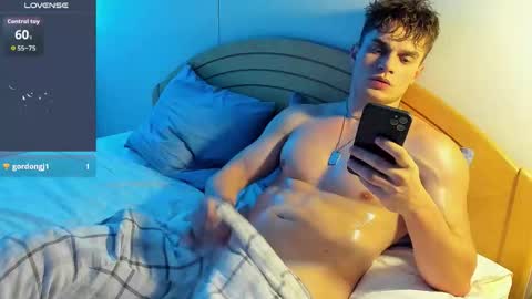 Snapshot of fresh_b1ood chatting on 10-05-25, 08:40 Alex or Andrzej online show from 10-05-25, 08:40