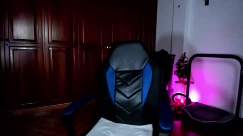 Snapshot of freyanatural chatting on 12-19-25, 11:23 freyanatural online show from 12-19-25, 11:23