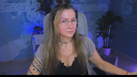 Snapshot of fridatander chatting on 12-29-24, 09:17 Frida Tander online show from 12-29-24, 09:17