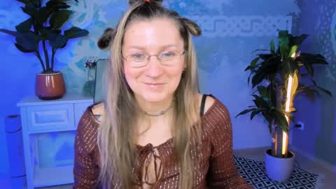 Snapshot of fridatander chatting on 01-19-25, 09:11 Frida Tander online show from 01-19-25, 09:11