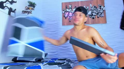 Snapshot of friendsofeverything_ chatting on 09-18-25, 02:08 Adam y pitter online show from 09-18-25, 02:08