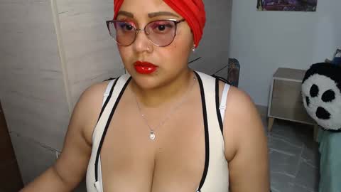 Snapshot of fucking_temptation1 chatting on 10-29-25, 02:58 Mia and Gary online show from 10-29-25, 02:58