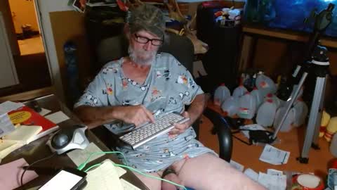 Snapshot of funmike2000 chatting on 10-25-25, 12:29 mike online show from 10-25-25, 12:29