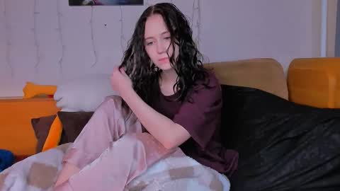 Snapshot of funny_bunny23 chatting on 01-18-26, 02:21 Eva online show from 01-18-26, 02:21