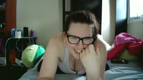 fuzzypeaches87 online show from 04-19-26, 05:45