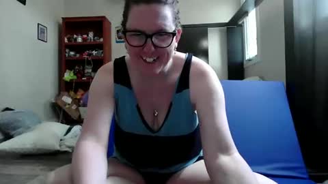 fuzzypeaches87 online show from 05-17-26, 07:43