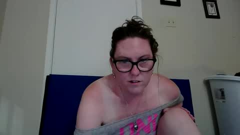 Snapshot of fuzzypeaches87 chatting on 06-11-26, 02:53 fuzzypeaches87 online show from 06-11-26, 02:53