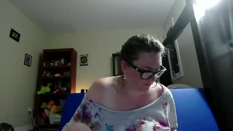 Snapshot of fuzzypeaches87 chatting on 06-12-26, 05:17 fuzzypeaches87 online show from 06-12-26, 05:17