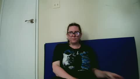 Snapshot of fuzzypeaches87 chatting on 06-20-26, 04:43 fuzzypeaches87 online show from 06-20-26, 04:43