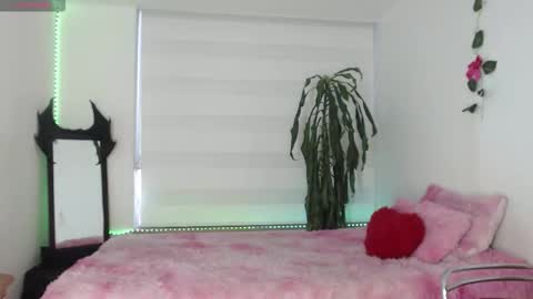 Snapshot of gaby_tailor_ chatting on 10-30-25, 10:10 Gaby online show from 10-30-25, 10:10