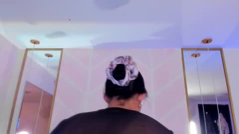 Snapshot of gabypetit chatting on 11-27-25, 08:11 Gaby online show from 11-27-25, 08:11