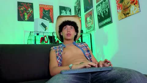 Snapshot of gaeloconner chatting on 10-30-25, 01:51 Gael Conner online show from 10-30-25, 01:51