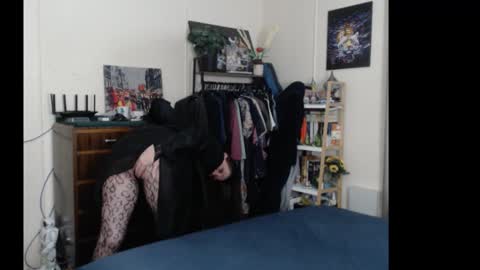 HOT  online show from 10-18-25, 10:27