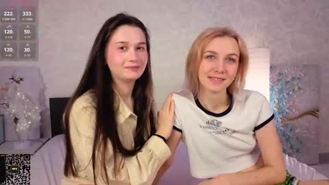 Snapshot of garden_flower chatting on 11-26-25, 03:29 Violla online show from 11-26-25, 03:29