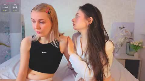 Snapshot of garden_flower chatting on 11-28-25, 03:42 Violla online show from 11-28-25, 03:42