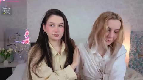 Snapshot of garden_flower chatting on 12-15-25, 04:50 Violla online show from 12-15-25, 04:50