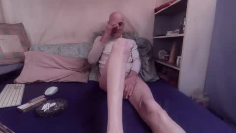 Snapshot of gayrobbin chatting on 02-10-26, 02:10 gayrobbin online show from 02-10-26, 02:10