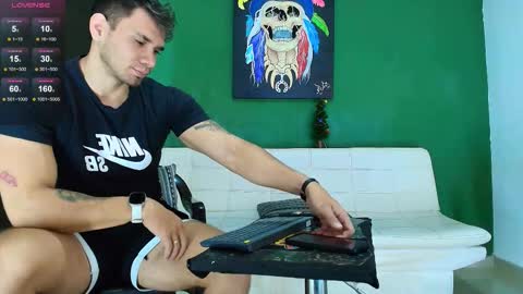 Snapshot of gendersonfit chatting on 12-15-25, 01:59 gendersonfit online show from 12-15-25, 01:59