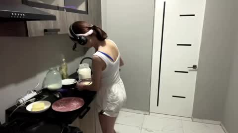 Snapshot of genieflug chatting on 04-10-26, 02:00 Riana online show from 04-10-26, 02:00