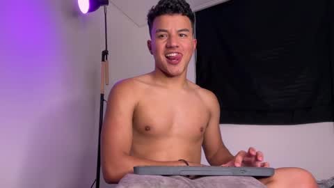 Snapshot of george_cams1 chatting on 01-17-25, 01:47 Jorge online show from 01-17-25, 01:47