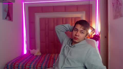 Snapshot of georgesmith_1 chatting on 12-10-24, 09:01 GEORGE online show from 12-10-24, 09:01