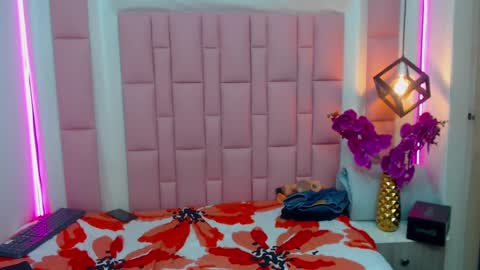 Snapshot of georgesmith_1 chatting on 12-22-24, 01:34 GEORGE online show from 12-22-24, 01:34