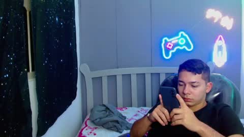 Snapshot of georgesmith_1 chatting on 12-30-24, 06:09 GEORGE online show from 12-30-24, 06:09