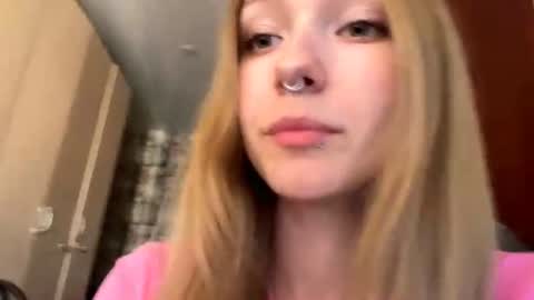 Snapshot of gertrudeuran chatting on 06-17-26, 04:15 Sophie online show from 06-17-26, 04:15