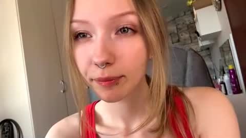 Snapshot of gertrudeuran chatting on 06-19-26, 04:39 Sophie online show from 06-19-26, 04:39