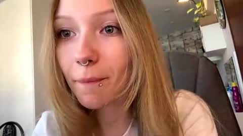 Snapshot of gertrudeuran chatting on 06-20-26, 05:21 Sophie online show from 06-20-26, 05:21