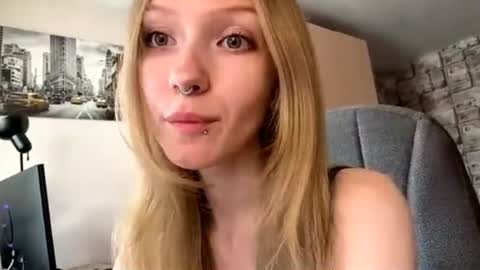 Snapshot of gertrudeuran chatting on 06-24-26, 05:39 Sophie online show from 06-24-26, 05:39