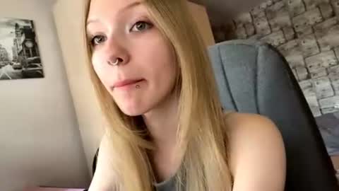 Snapshot of gertrudeuran chatting on 06-28-26, 04:29 Sophie online show from 06-28-26, 04:29