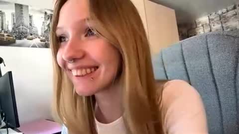 Snapshot of gertrudeuran chatting on 06-29-26, 04:52 Sophie online show from 06-29-26, 04:52