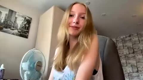 Snapshot of gertrudeuran chatting on 07-10-26, 04:17 Sophie online show from 07-10-26, 04:17