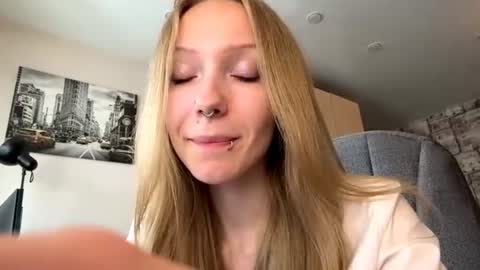 Snapshot of gertrudeuran chatting on 07-14-26, 04:17 Sophie online show from 07-14-26, 04:17