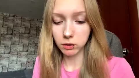 Snapshot of gertrudeuran chatting on 07-16-26, 07:14 Sophie online show from 07-16-26, 07:14