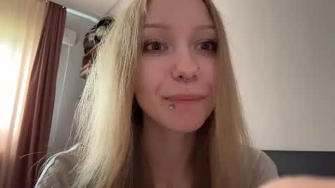 Snapshot of gertrudeuran chatting on 08-01-26, 07:18 Sophie online show from 08-01-26, 07:18